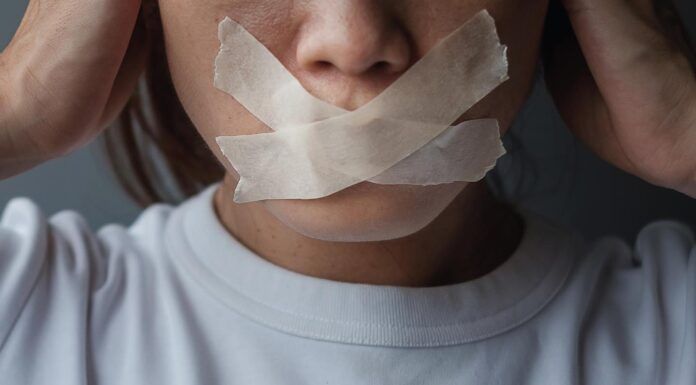 Traición a los hijos – dolor emocional Hoy nadie puede ver un moretón en mi ojo, ni mi cuerpo lastimado, ni el dolor que siento en él. Y sin embargo con dolor emocional sigo adelante.